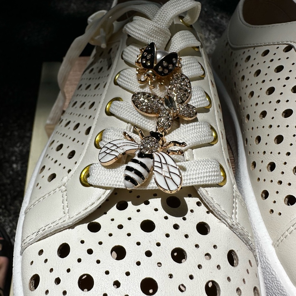 DV by Dolce Vita Elegant Cream Women's Sneakers with Bee Embellishments US 9 - Picture 3 of 9